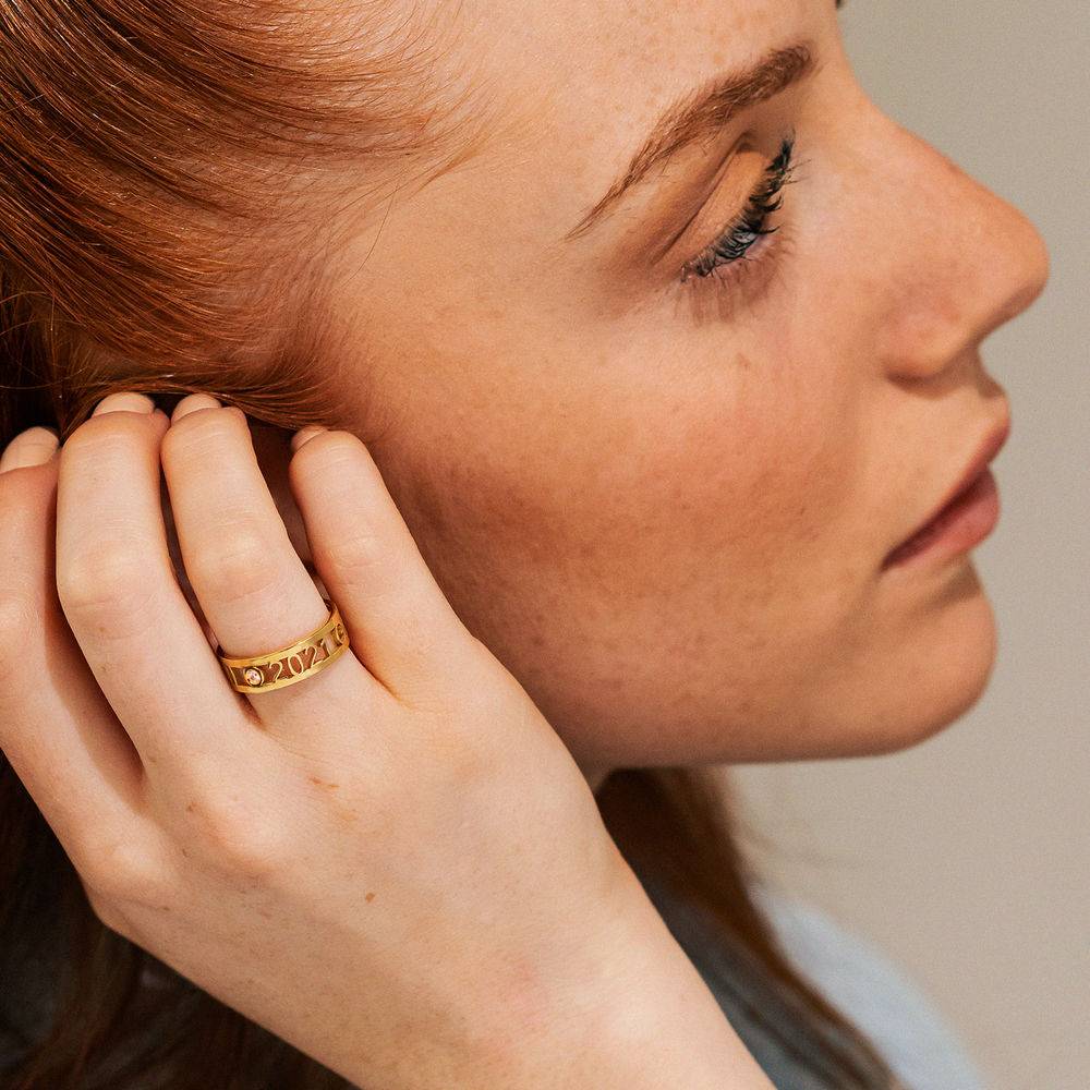 Personalsierter Abschluss-Ring mit kubischem Zirkon - 750er vergoldetes Silber-1 Produktfoto