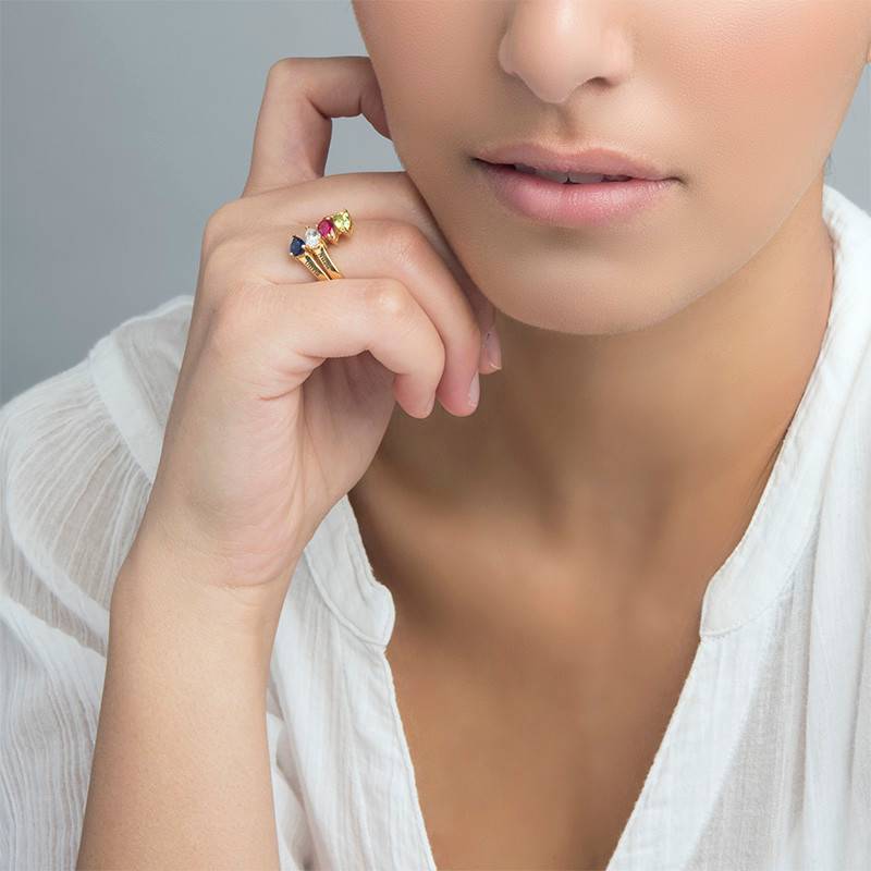 Gravierbarer Ring mit vier Geburtssteinen für die Mutter - vergoldetes Sterlingsilber-2 Produktfoto