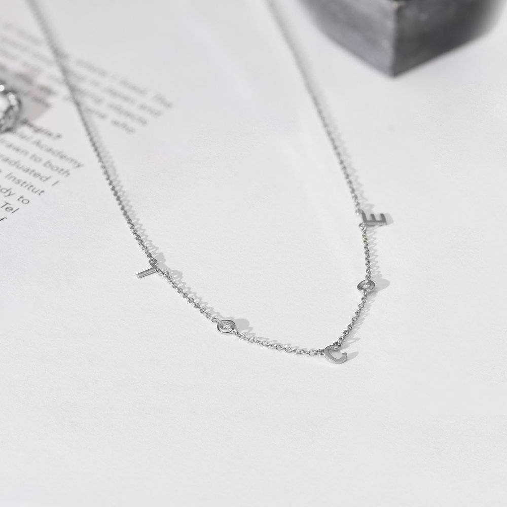 Mia Halskette mit Initialen und Diamanten - 585er Weißgold-2 Mia Halskette mit Initialen und Diamanten - 585er Weißgold-2 Produktfoto