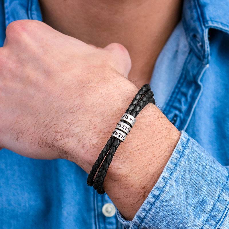 Schwarzes geflochtenes Lederarmband mit gravierten silbernen Beads-1 Schwarzes geflochtenes Lederarmband mit gravierten silbernen Beads-1 Produktfoto