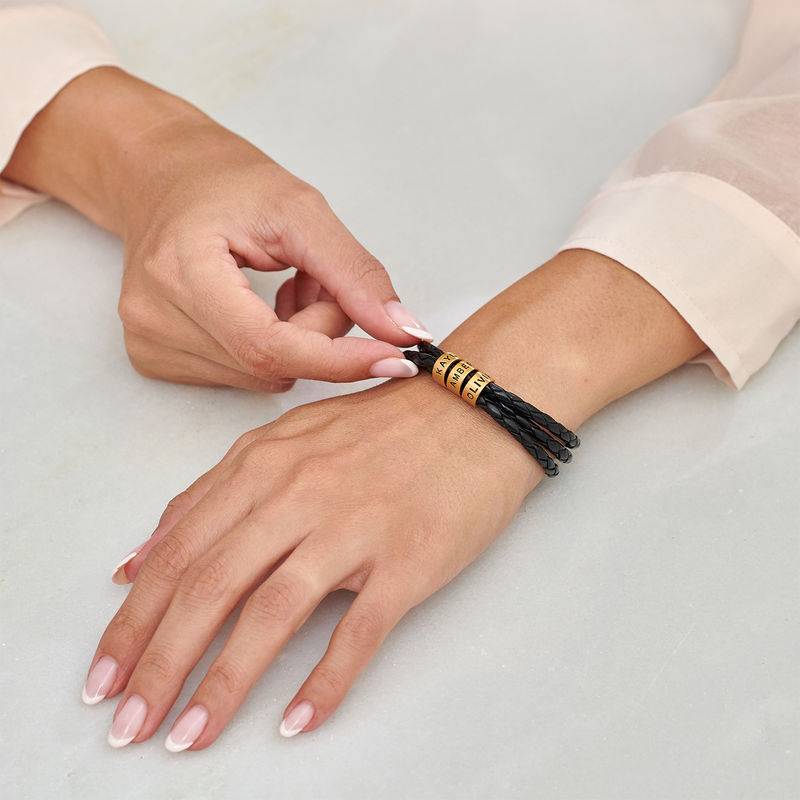 Schwarzes geflochtenes Lederarmband mit gravierten vergoldeten Beads für Frauen-3 Produktfoto