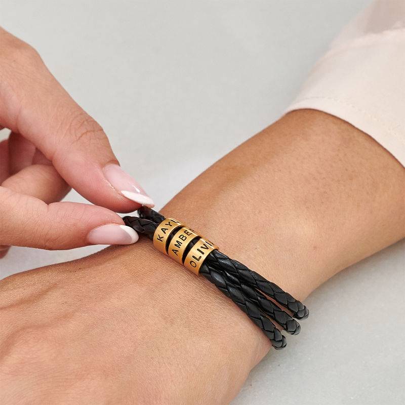 Schwarzes geflochtenes Lederarmband mit gravierten vergoldeten Beads für Frauen-4 Produktfoto