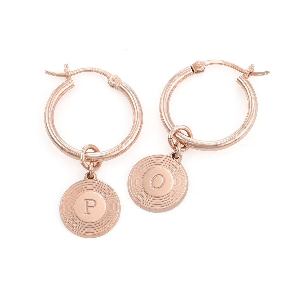 Odeion Initial Ohrringe - rosévergoldetes Sterlingsilber-2 Odeion Initial Ohrringe - rosévergoldetes Sterlingsilber-2 Produktfoto
