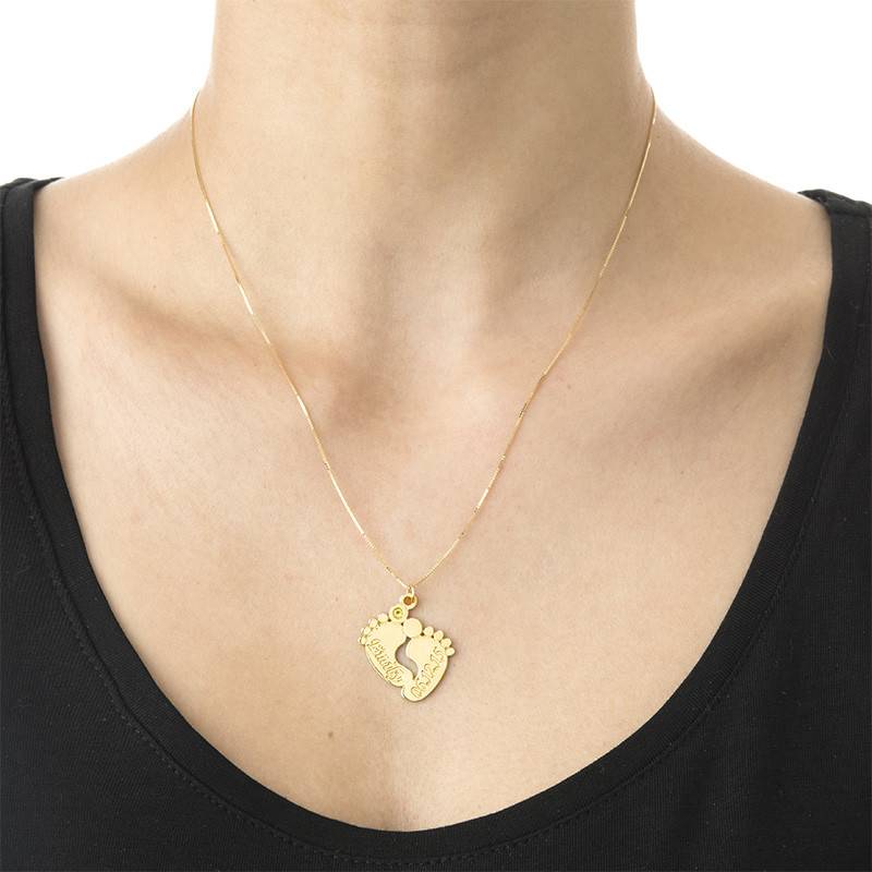 Personalisierte Babyfüße-Kette mit Geburtsstein  - Vergoldet-2 Produktfoto