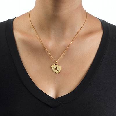 Gravierbare Babyfüße-Kette mit Geburtssteinen - in Vergoldung-3 Gravierbare Babyfüße-Kette mit Geburtssteinen - in Vergoldung-3 Produktfoto