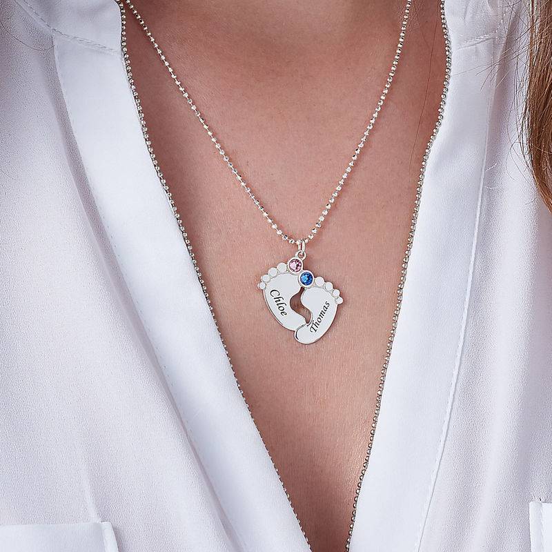 Gravierbare Babyfüße-Kette mit Geburtssteinen - in Silber-4 Produktfoto