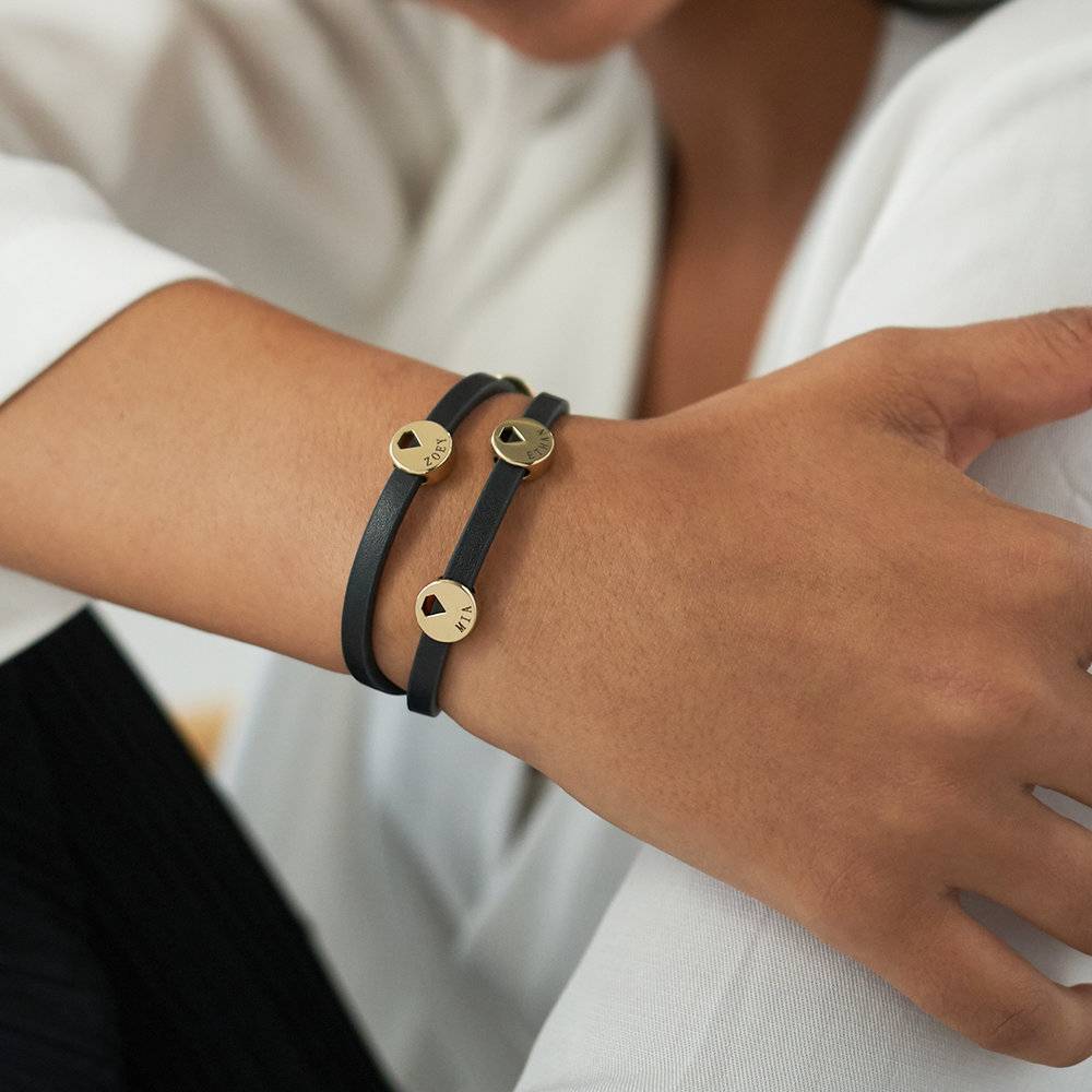 Leder-Wickelarmband mit vergoldeten Edelstahl-Charms-2 Leder-Wickelarmband mit vergoldeten Edelstahl-Charms-2 Produktfoto