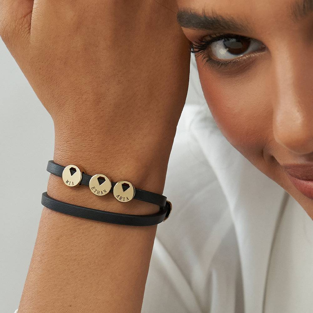 Leder-Wickelarmband mit vergoldeten Edelstahl-Charms-3 Leder-Wickelarmband mit vergoldeten Edelstahl-Charms-3 Produktfoto