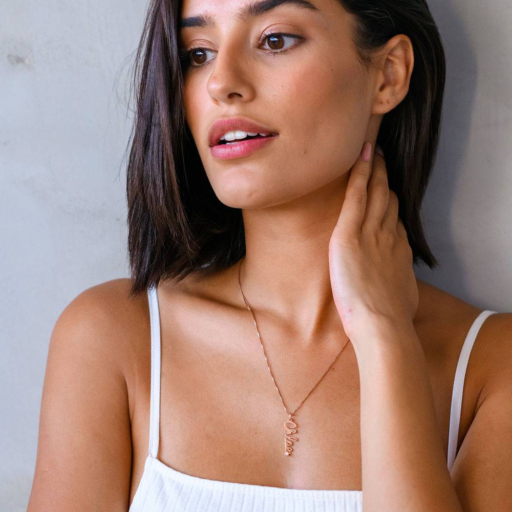 Kette mit vertikalen kursiven Namensanhängern und Diamanten - rosévergoldetes Sterlingsilber-3 Kette mit vertikalen kursiven Namensanhängern und Diamanten - rosévergoldetes Sterlingsilber-3 Produktfoto