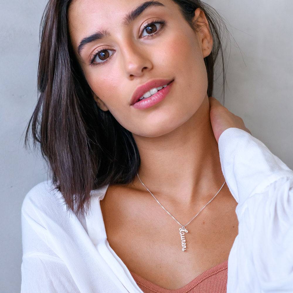 Kette mit vertikalen kursiven  Namensanhängern und Diamanten  - Silber-3 Produktfoto