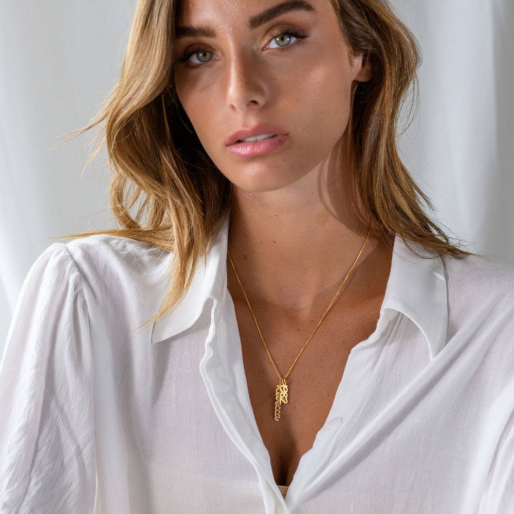 Kette mit vertikalen kursiven Namensanhängern - vergoldetes Sterlingsilber-5 Kette mit vertikalen kursiven Namensanhängern - vergoldetes Sterlingsilber-5 Produktfoto