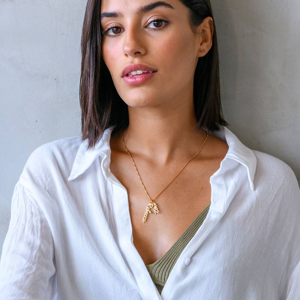 Kette mit vertikalen kursiven Namensanhängern - Gold-Vermeil-4 Kette mit vertikalen kursiven Namensanhängern - Gold-Vermeil-4 Produktfoto