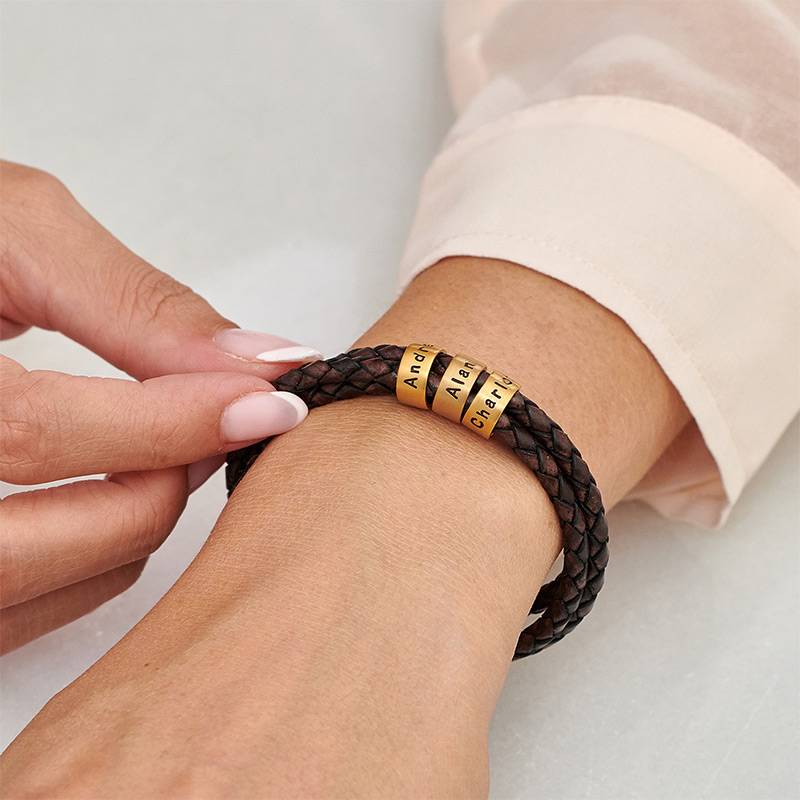 Braunes geflochtenes Lederarmband mit gravierten vergoldeten Beads für Frauen-4 Braunes geflochtenes Lederarmband mit gravierten vergoldeten Beads für Frauen-4 Produktfoto